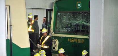 Các công nhân đang kiểm tra hai đoàn tàu sau khi xảy ra tai nạn.